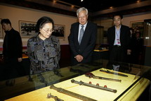 首都博物馆馆长郭小凌陪同全国人大常委会副委员长、民革中央主席何鲁丽和全国政协副主席、致公党中央主席罗豪才参观展览